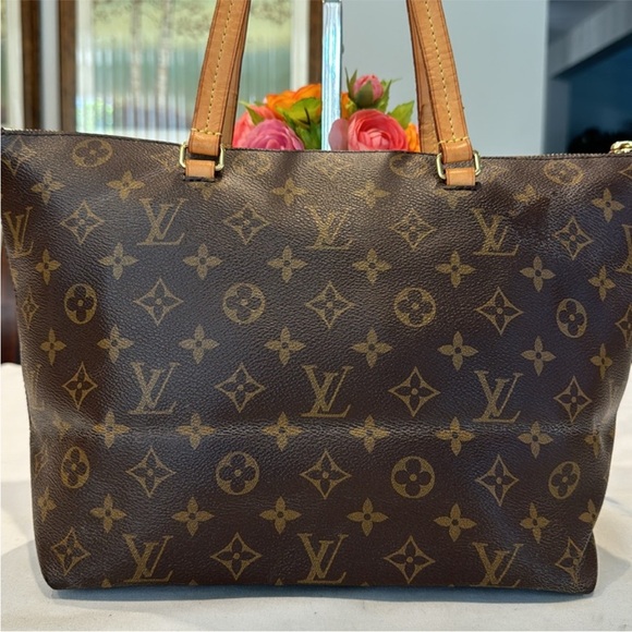 📌SOLD📌 Authentic Louis Vuitton Lena MM bag. - Picture 4 of 16